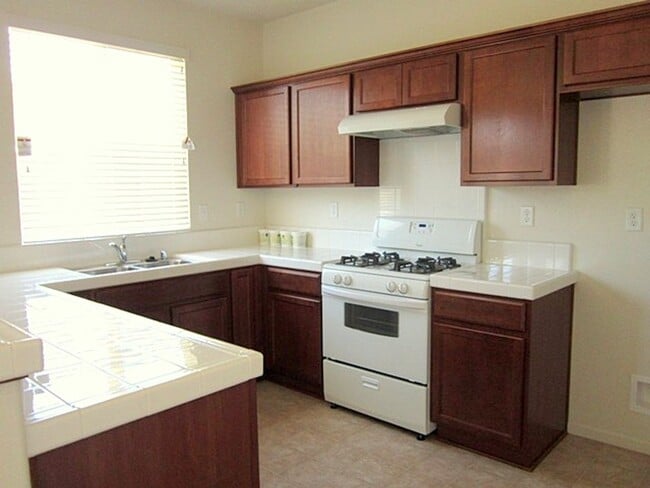Foto del edificio - Highly Desirable 2 Story Home In North Stockton