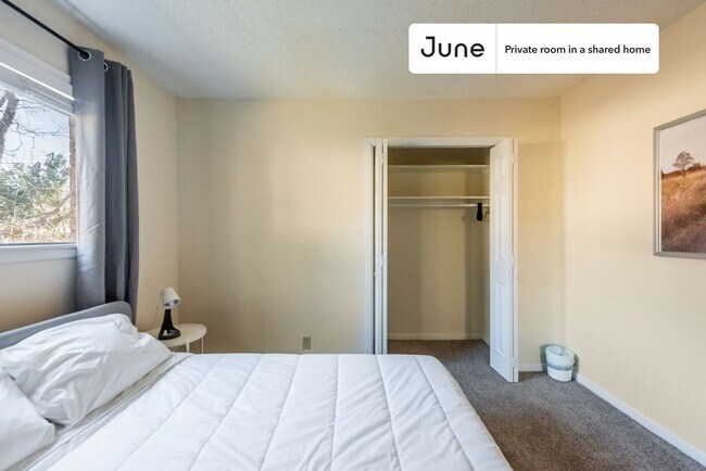 Foto del edificio - Room in Shared 4 bed/3 bath home