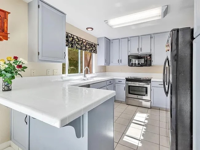 Kitchen 1 - 1206 Sycamore Ct