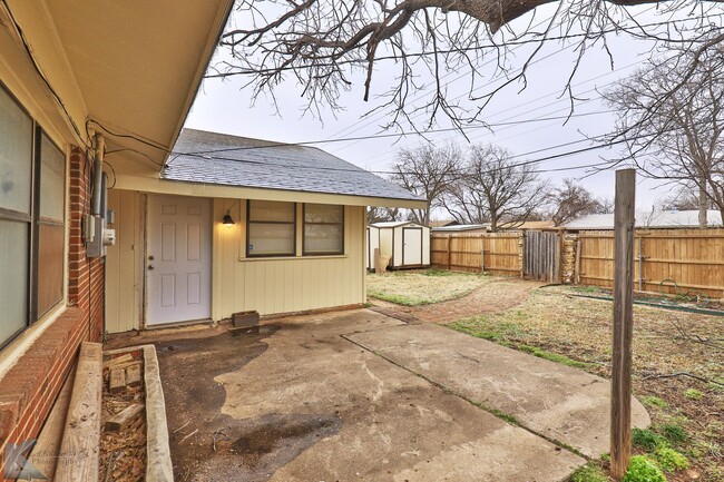 Building Photo - Complete update! 3 bed, 2 bath, 2 living, ...