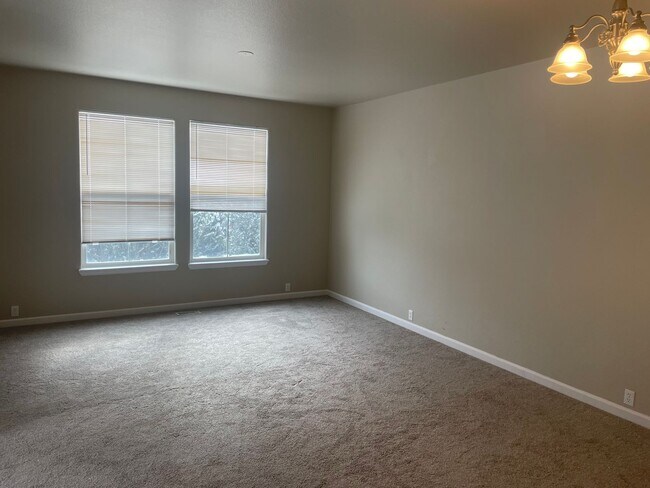 Building Photo - Monument remodeled townhome