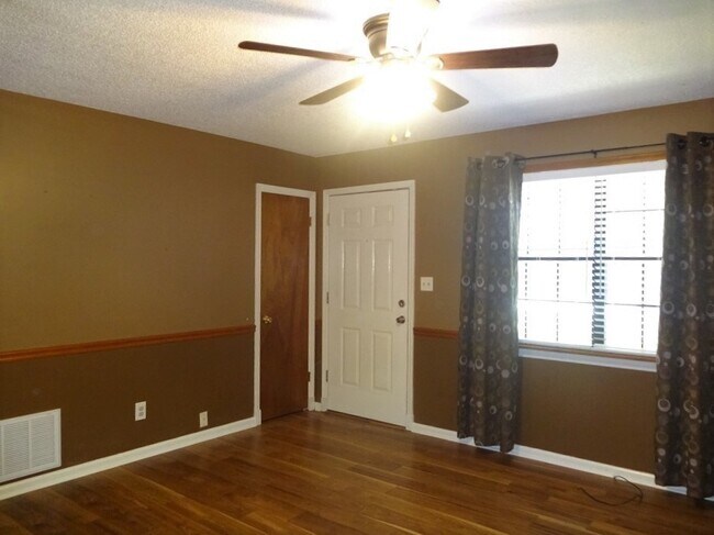 Building Photo - 2049 Mims Rd