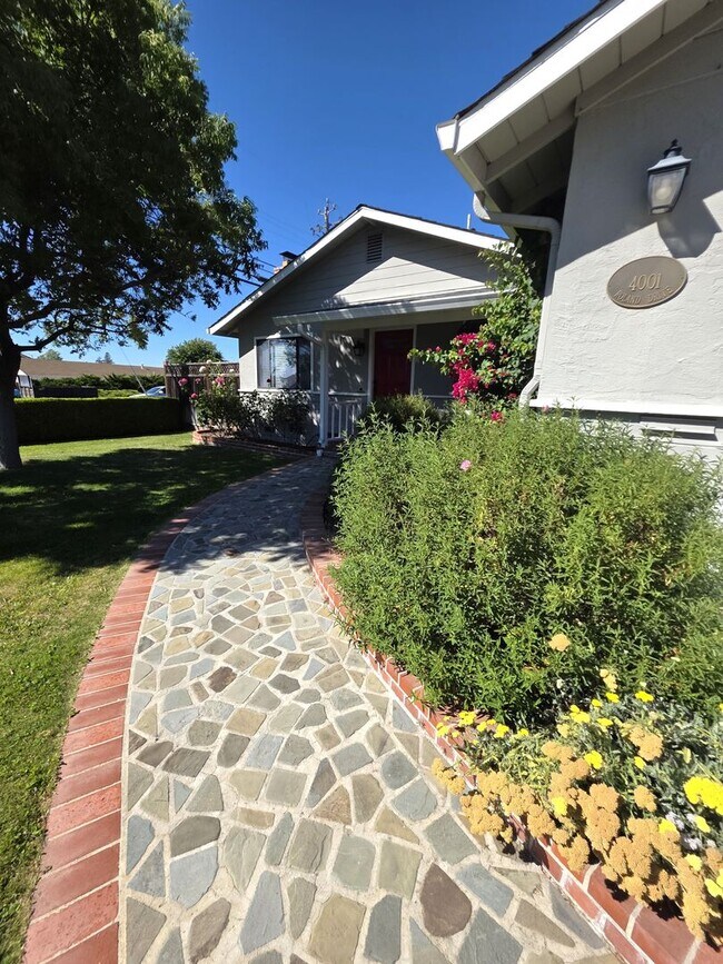 Foto del edificio - Delightful Single Story 2/2 with Expanded Bath and Beautiful Gardens