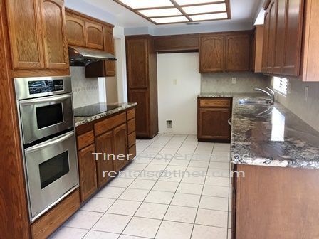 Foto del edificio - Great Four Bedroom + Den in Pocket Area