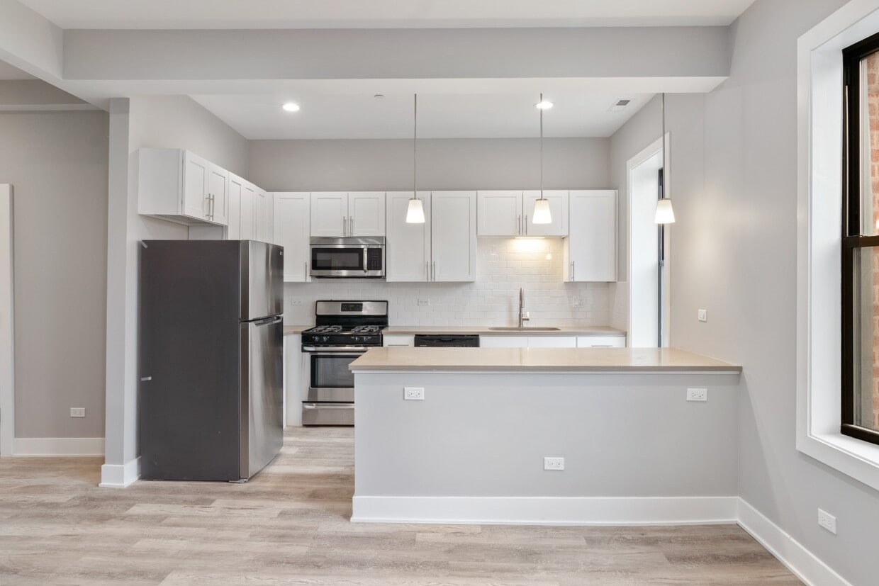 Gorgeous, Updated Top Floor 3bd/2bth Prime West Town area, Available 6/1 - Gorgeous, Updated Top Floor 3bd/2bth Prime West Town area, Available 6/1