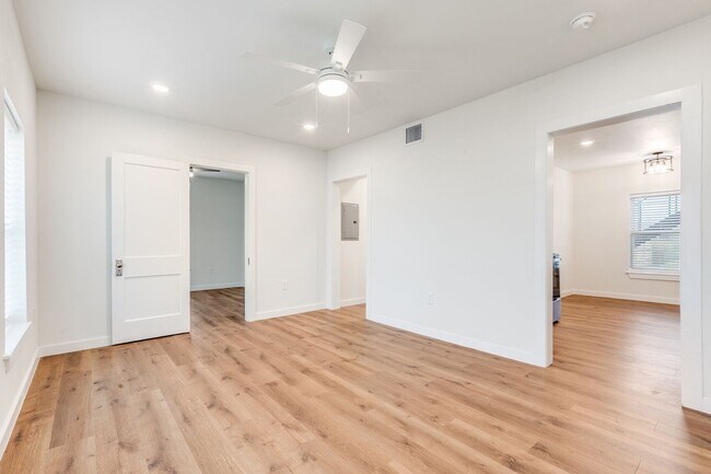 Foto del edificio - McILVAINE DUPLEX