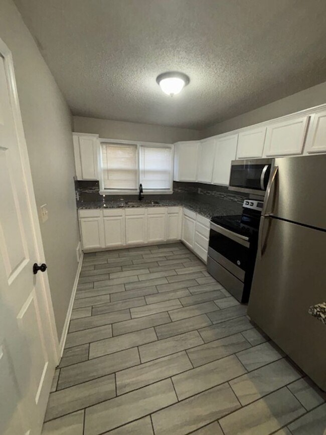 Foto del edificio - Charming 3 Bed, 1 Bath Home with 1-Car Garage in South Kansas City Location