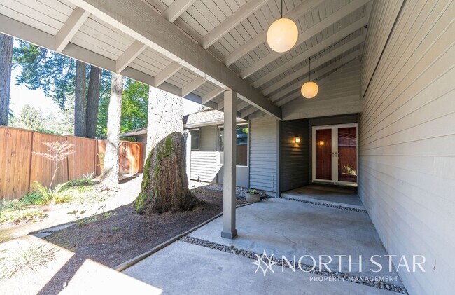 Building Photo - Charming One Level Home In The Four Season...
