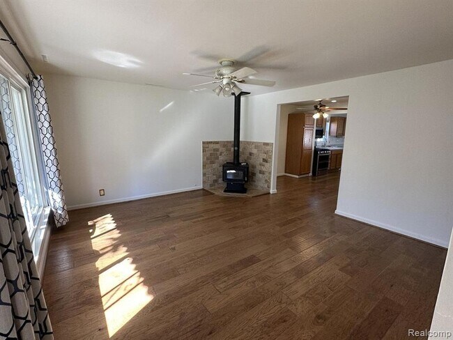 Foto del edificio - 36050 Glen St