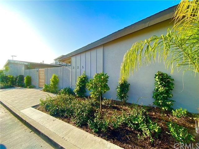 Building Photo - 325 E 17th Pl