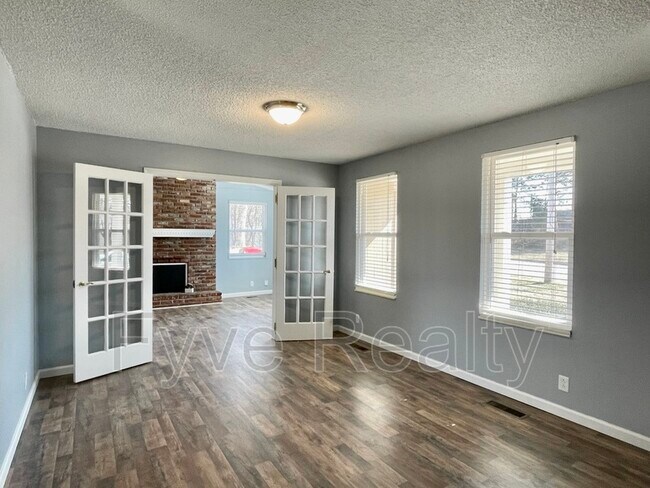 Building Photo - 5216 Roxborough Dr