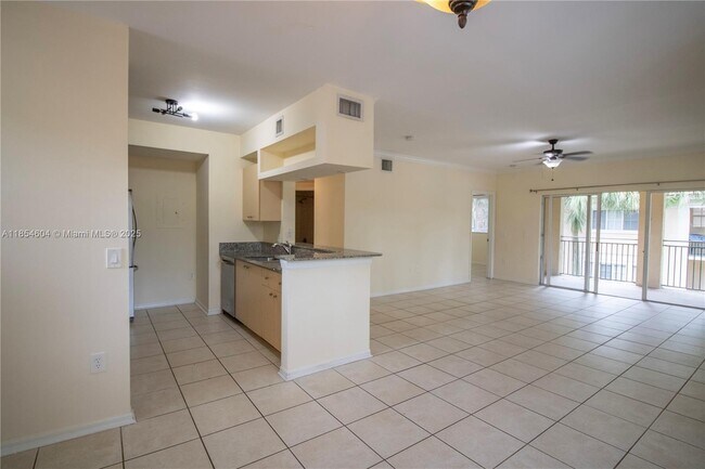 Foto del edificio - 2469 Centergate Dr