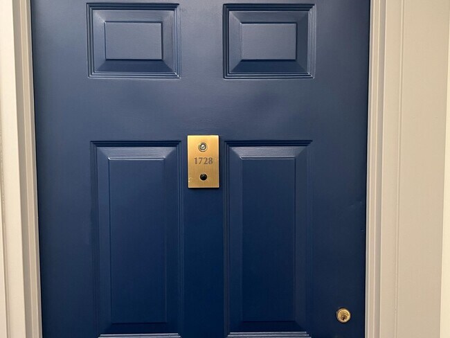 Building Photo - 1600 N Oak St