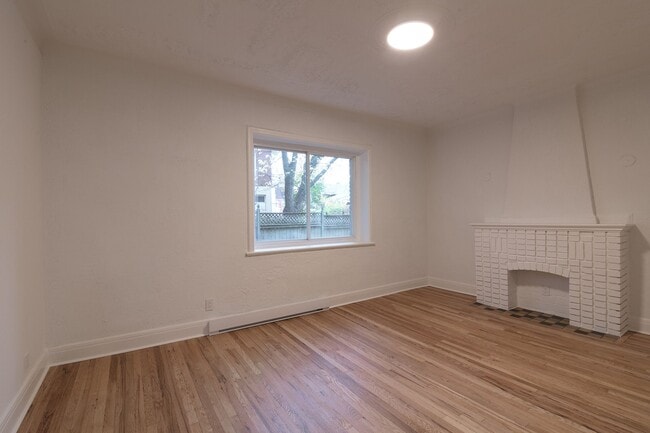 Building Photo - 4870 Chem. Queen Mary