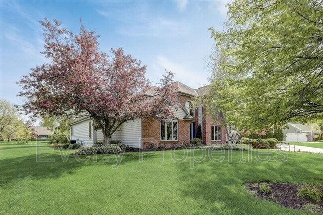 Building Photo - N38W32919 Lake Country Dr