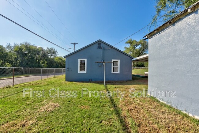 Foto del edificio - 1647 Bishop Bobby L Williams Dr