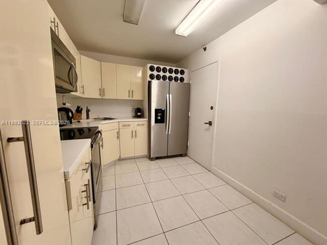 Building Photo - 6039 Collins Ave