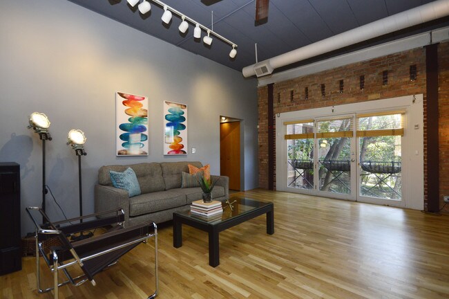 Building Photo - 4745 N Ravenswood Ave