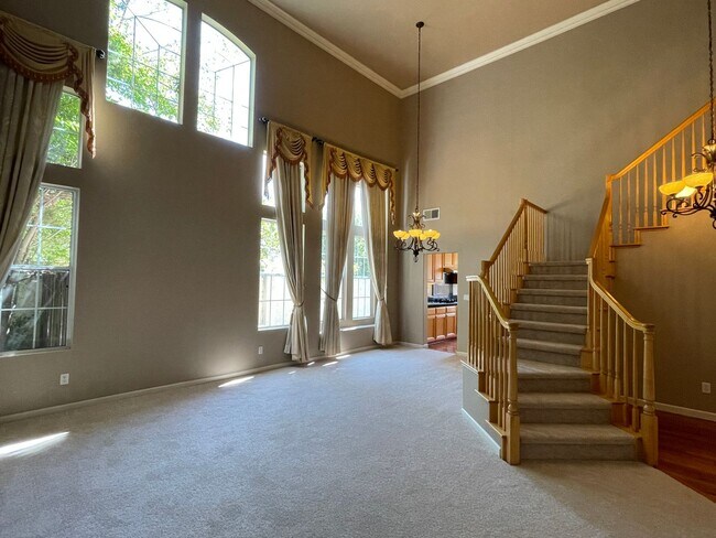 Foto del edificio - Gorgeous, Spacious 5 Bedroom 3 Bath Evergr...