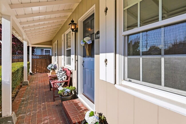 Building Photo - 740 Laurel Ave