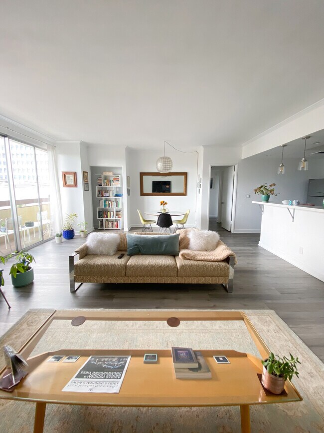 Foto del edificio - 321 S San Vicente Blvd