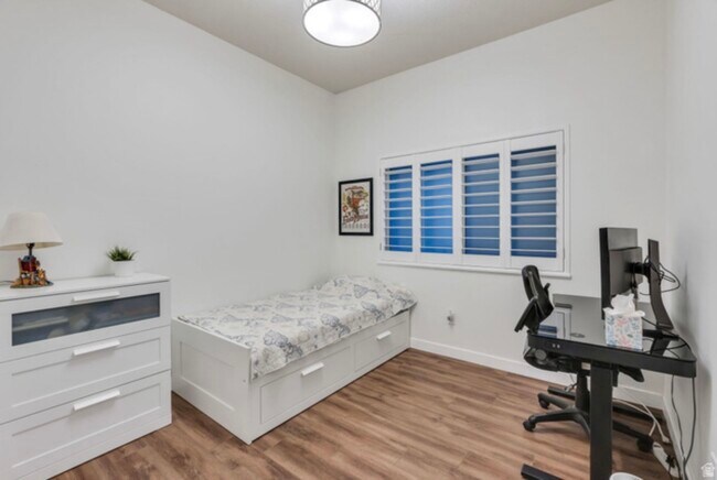 Building Photo - 725 S 200 W