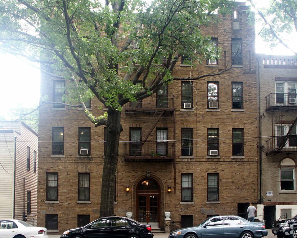 Primary Photo - 3224 Bronx Blvd
