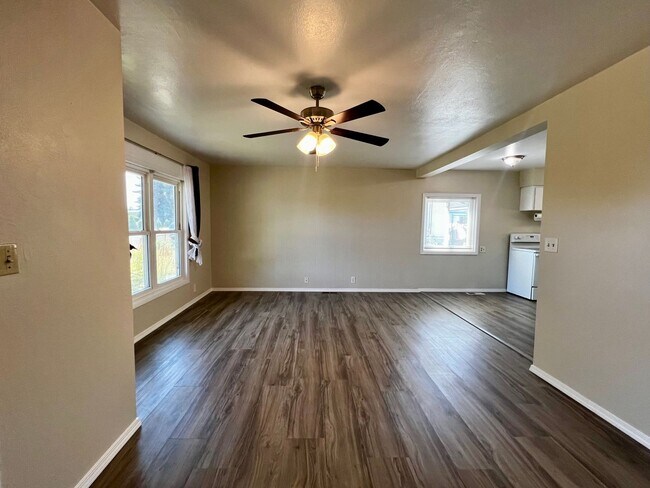 Foto del edificio - Non-Refundable & Security Deposit Total: $...