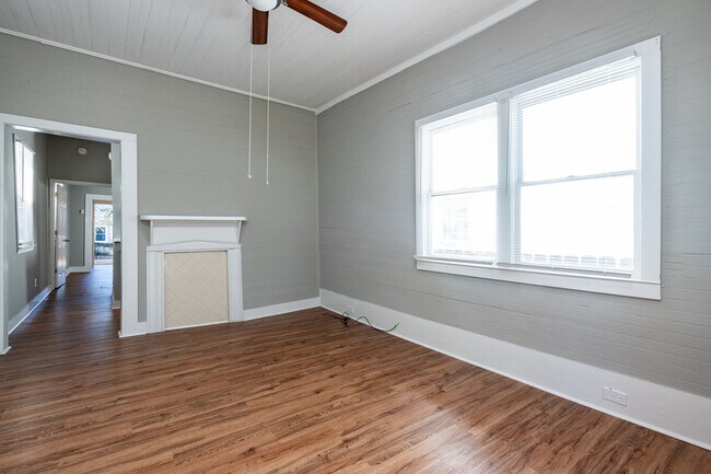 Building Photo - 112 Bradley St NE