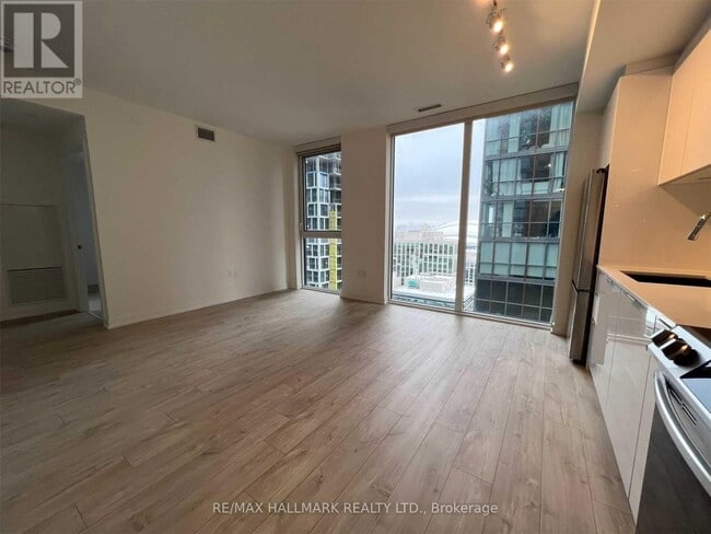 Building Photo - 357 King St W