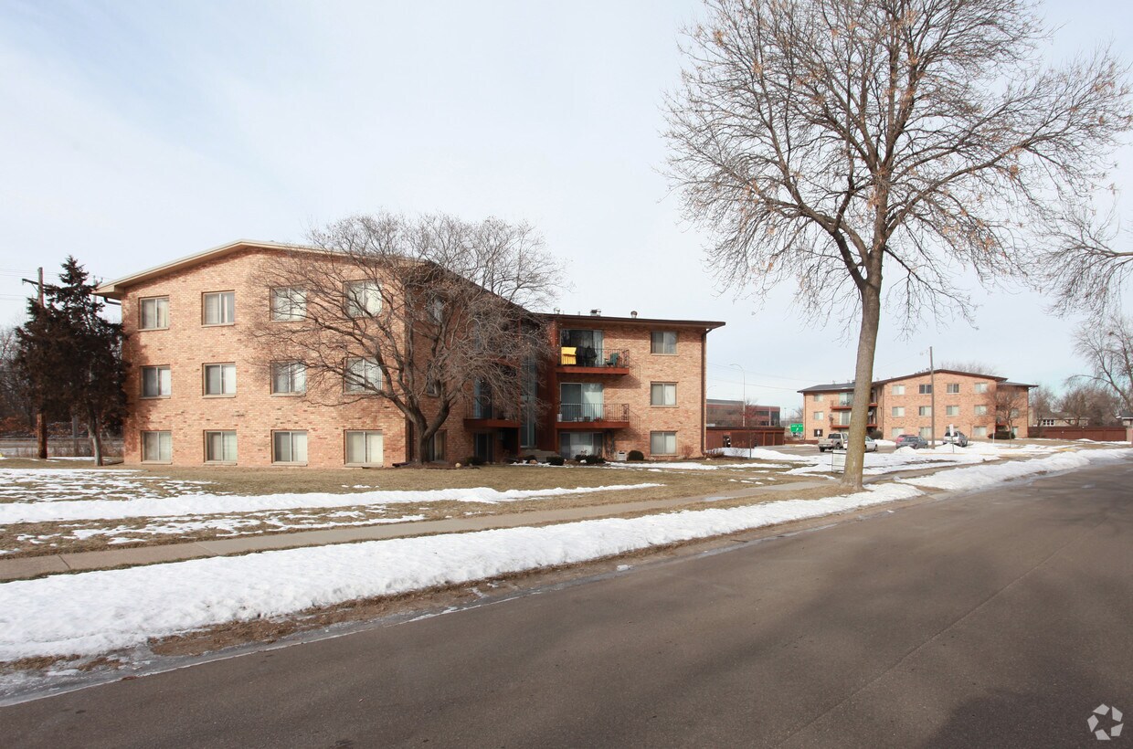 Building Photo - 4471-4661 Independence Ave N