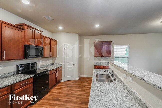 Foto del edificio - 323 Darling Ln