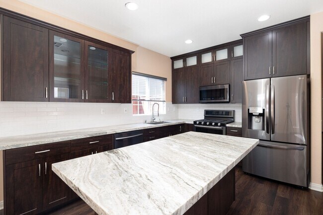 Building Photo - Beautiful spacious 3 bedroom house for ren...