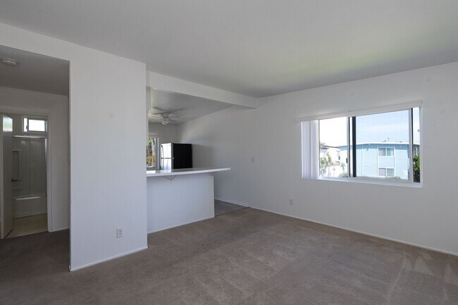 Foto del edificio - 2 Bedroom + 1 Bathroom Apartment | Oxnard Shores | Unfurnished