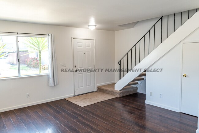 Building Photo - MOVE-IN SPECIAL - 2 Bed 1.5 Bath Condo in ...
