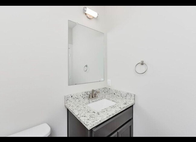 Foto del edificio - Like New  - 3 Bedroom Townhome in Barron C...