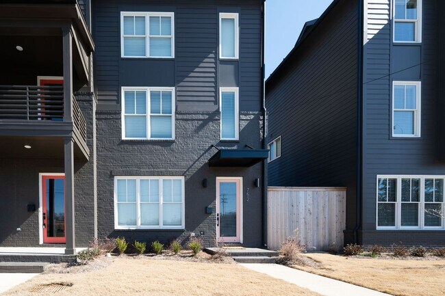 Foto del edificio - 3 bed 3 bath townhome built in 2023
