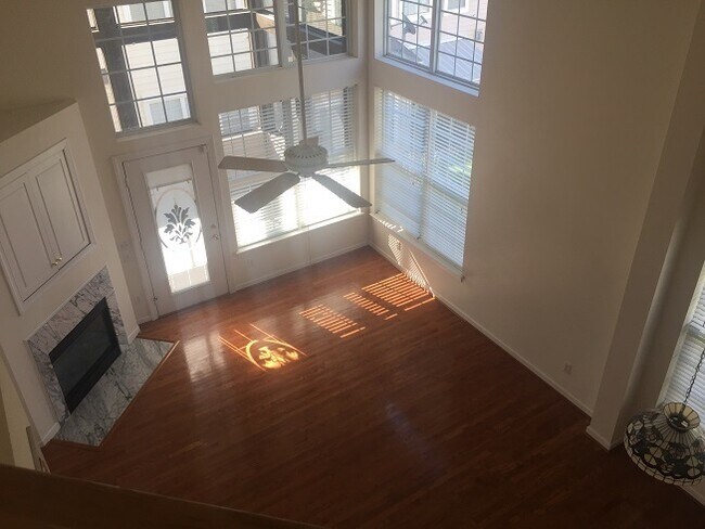 Foto del edificio - Available NOW - Must See Townhome at Powhatan Place, First floor primary suite!