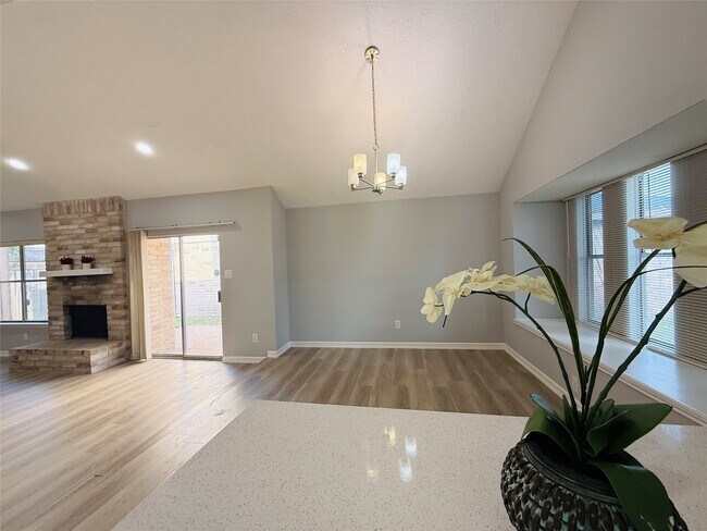 Foto del edificio - 8322 Sandy Glen Ln