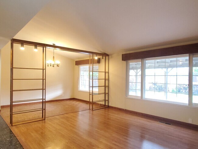 Building Photo - Spacious Single Family Home, A/C, Remodele...