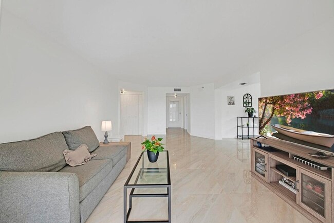 Building Photo - 3959 Via Poinciana