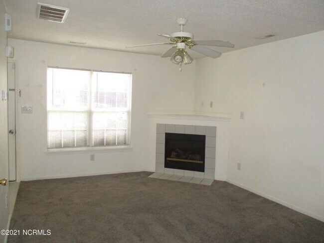 Foto del edificio - This cute home is an end unit providing mo...
