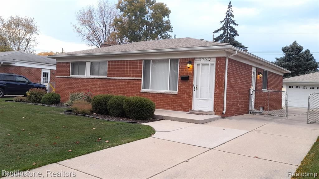 Foto principal - 3 br, 1.5 bath House - 25227 Saint Clement Dr
