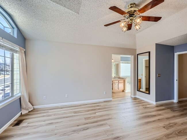 Building Photo - Evolve Real Estate: Beautifully Upgraded 4...
