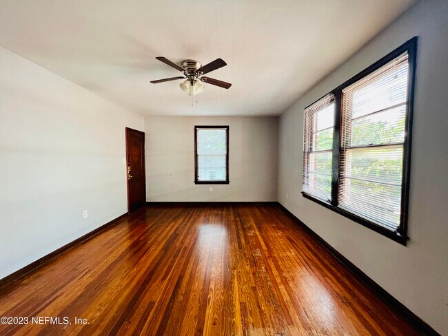 Foto del edificio - 2569 Myra St