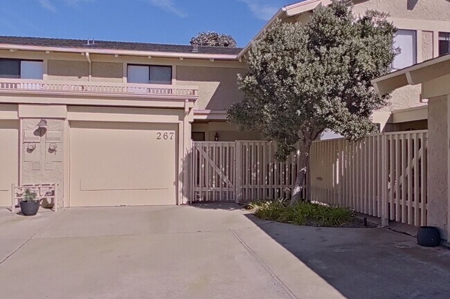 Foto del edificio - 2 Bedroom, 1.5 Bathroom Townhouse in San Clemente