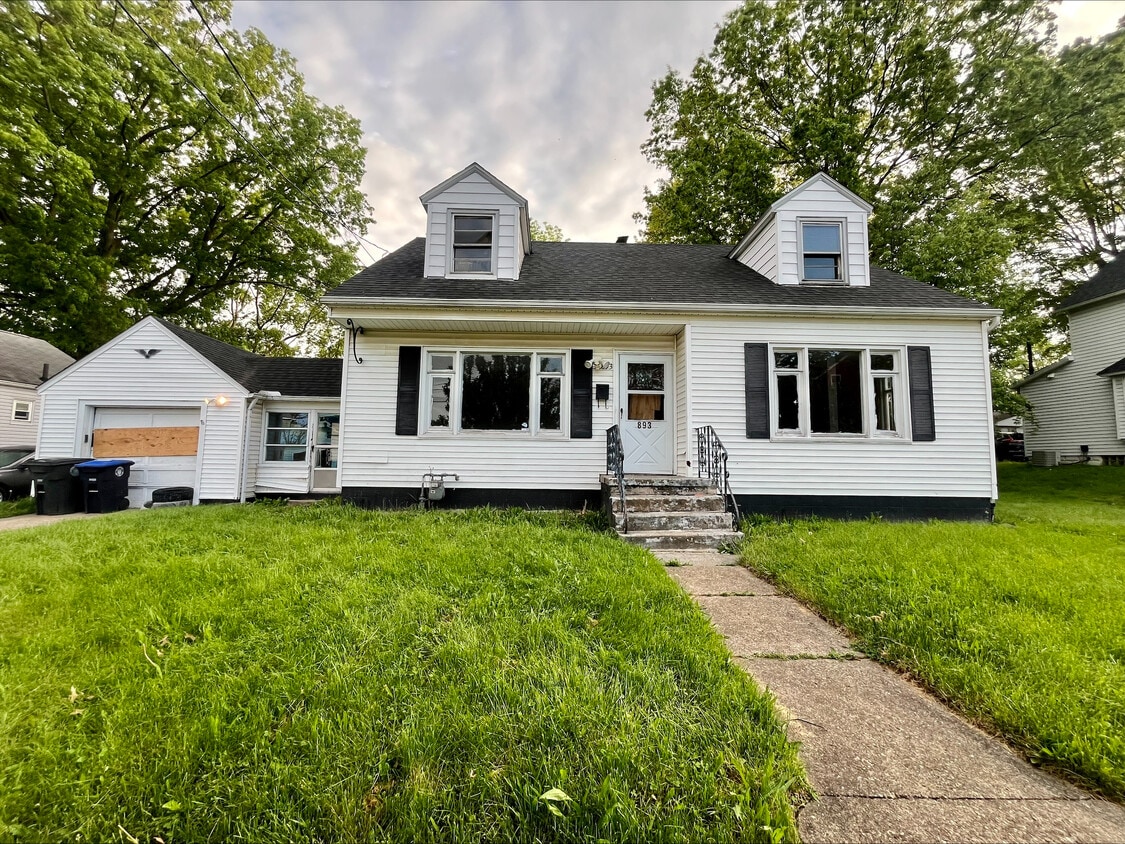 Primary Photo - 893 Redfern Ave