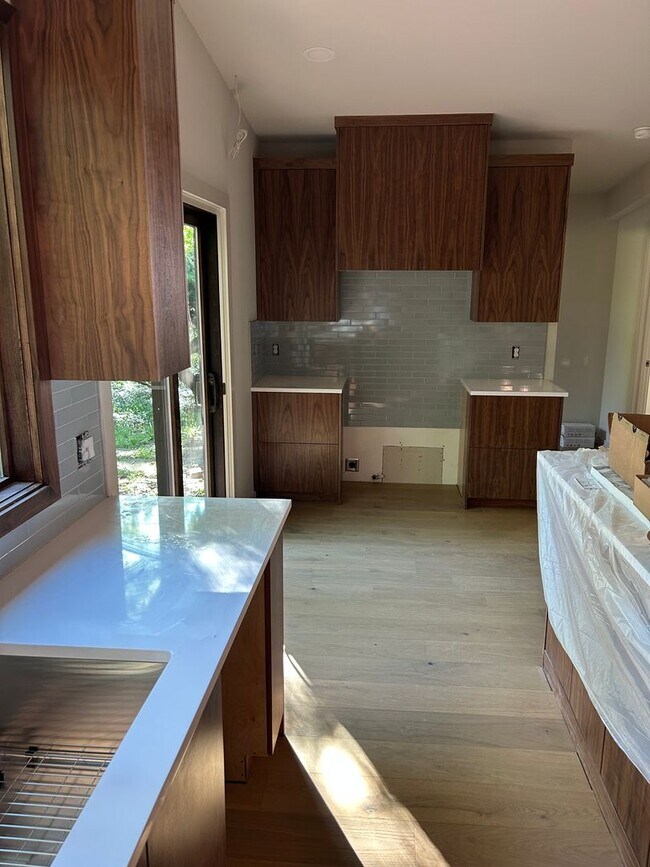 Building Photo - UNFURNISHED Beautiful Large Home Available...