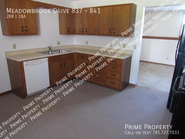 Building Photo - Meadowbrook Drive 837-841
