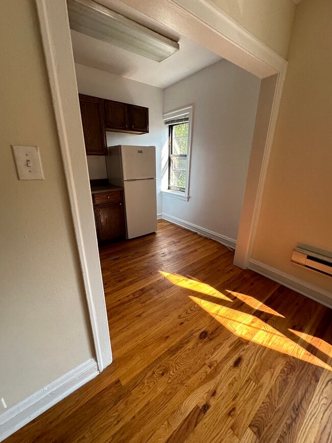 Building Photo - 556 W Wellington Ave